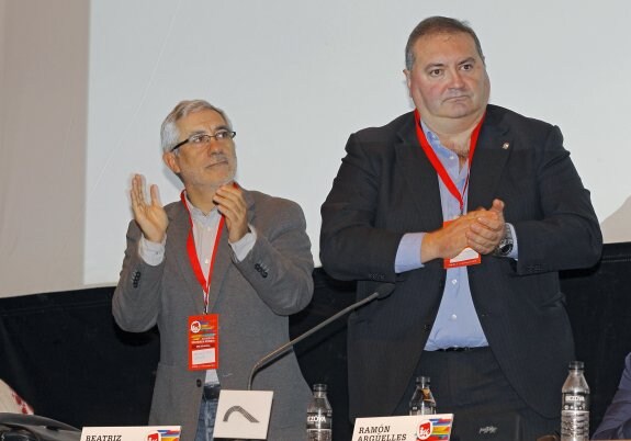 Gaspar Llamazares aplaude a Ramón Argüelles. 