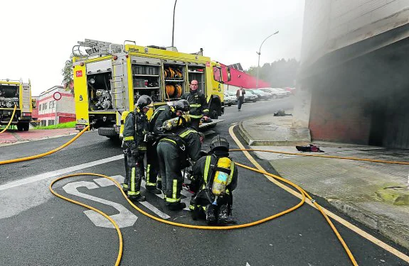 Intervención de los bomberos de Avilés en un incendio reciente en Corvera.