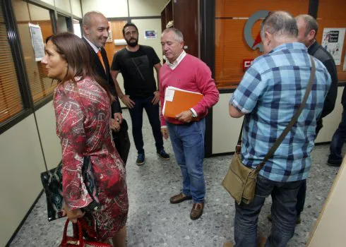 Elena y Daniel García Becerril, a la izquierda, con un grupo de sindicalistas en Oviedo.  