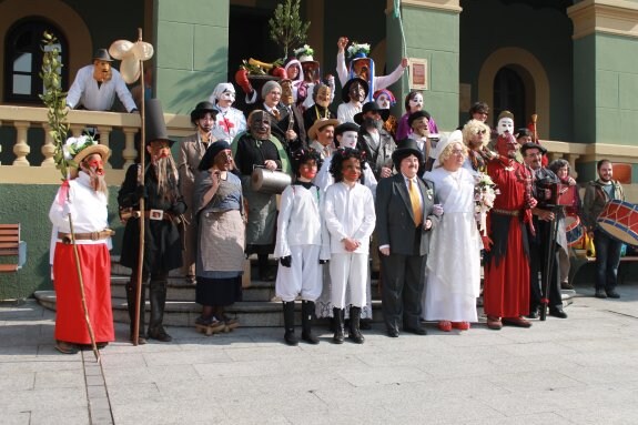 Los Guilandeiros de Tineo, en una de sus actuaciones. :: E. C.