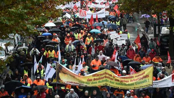 Durante la marcha se han escuchado lemas como 'Nuestro corazón de acero debe seguir latiendo'.