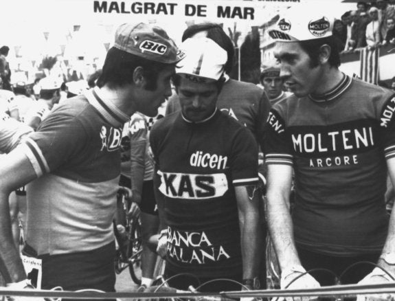 Ocaña, Fuente y Merckx charlan antes de una etapa de la Semana Catalana de 1973. 