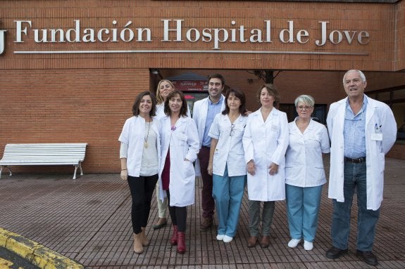 Equipo de Urología. Delante, Paloma Pellejero, Mª Concepción Herrero, Begoña Pérez, Eugenia García Sastre, Delfina Suárez y Andrés Santiago (jefe de servicio). Detrás, Begoña Álvarez y Francisco Díaz Faes. 