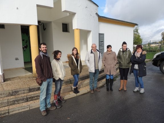 En el centro, la alumna afectada y el alcalde, junto a otras familias con problemas en el transporte. 
