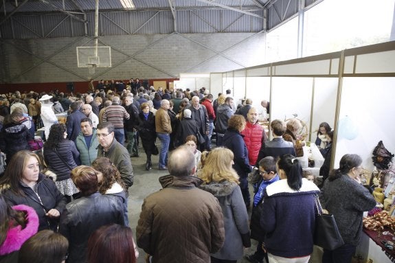 Numeroso público asistió a la feria de la miel en Sotrondio. 