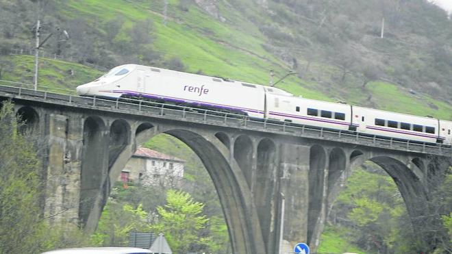 Un Alvia circula por el vetusto trazado ferroviario entre Campomanes y Puente de los Fierros