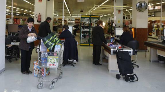 Clientes en el economato de Mieres.