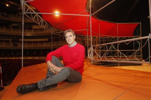 Umberto Chiummo sobre el escenario del Campoamor, convertido en un cabaret. 