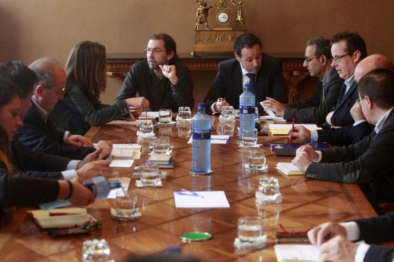 Los portavoces parlamentarios, en la Junta General, minutos antes de iniciar su reunión semanal. 