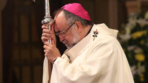 El arzobispo Jesús Sanz Montes oficia la misa del día de Todos los Santos en la iglesia de San Pedro.