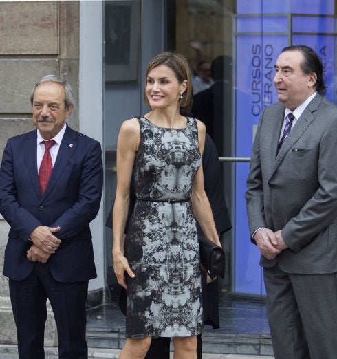 La Reina Letizia, entre el alcalde y Graciano García, en la apertura de los Cursos de Verano 2016 de la Escuela Internacional de Música que organiza la Fundación Princesa de Asturias. 