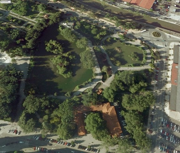 Vista aérea de los estanques del parque de Isabel la Católica que serán dragados a partir de enero. 