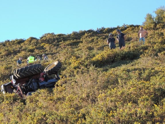 El fallecido quedó atrapado bajo el tractor volcado. 