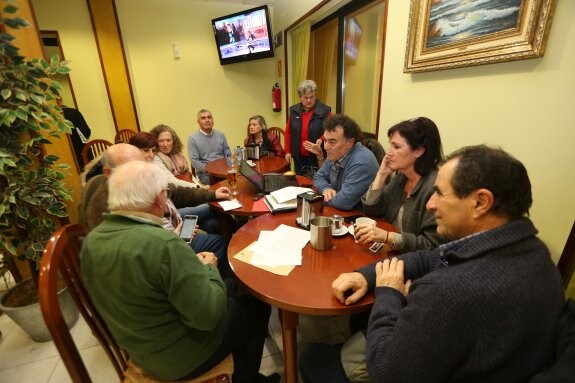 Grupo de participantes en el café temático organizado por Castrillón Para Todos. 