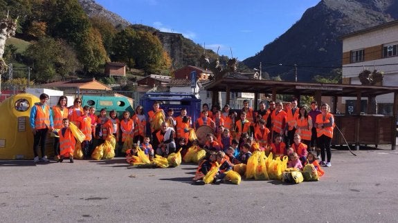 Los escolares del CRA Alto Nalón, con la basura recogida. :: E. C.