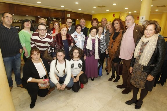 Ángeles Flórez Peón 'Maricuela', en el centro, rodeada de sus amigos y familiares. 