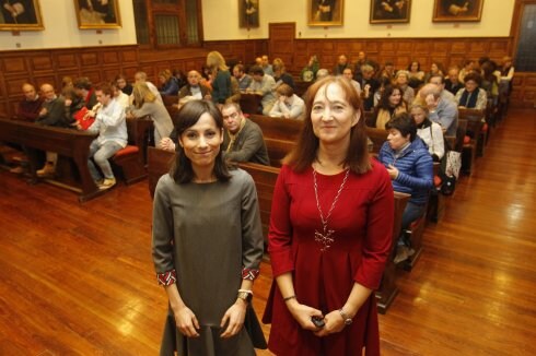 Eva Martínez y Ana María Navarro, en el aula magna. 