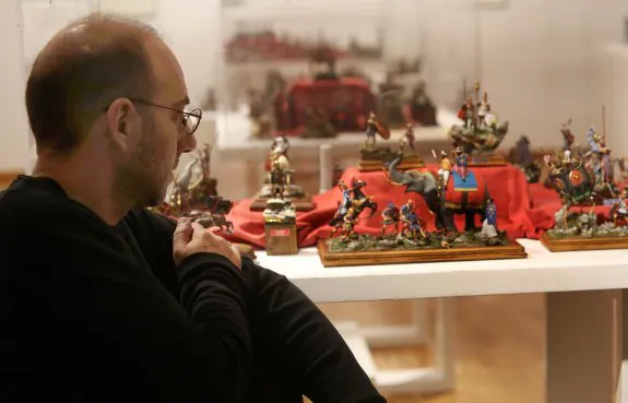 El artista Marco Navas mira hacia uno de sus expositores en la Fundación Alvargonzález. 