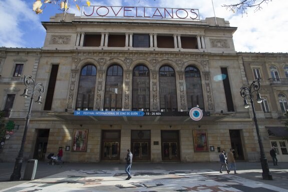 El Teatro Jovellanos ya luce el ojo del FICX para acoger mañana la gala de inauguración. :: DANIEL MORA
