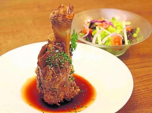 Codillo de cerdo y ensalada