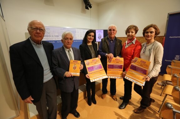 Responsables de la organización del acto junto a Yolanda Alonso, concejala de Cultura, ayer en el Ayuntamiento. 