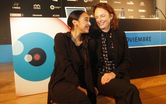 Nora el Koussour y Myjke de Jong, antes de la rueda de prensa que ofrecieron ayer en Gijón. 