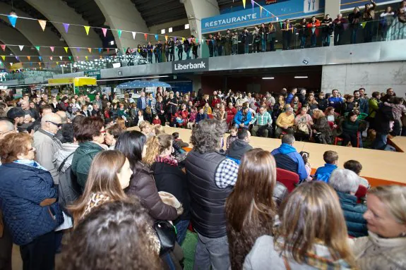 La actuación infantil del sábado por la mañana abarrotó el escenario del recinto. 