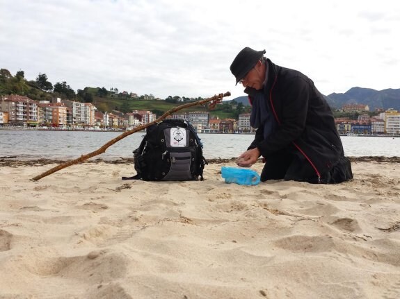 Jean François Aillet recoge arena de la playa de Santa Marina, donde estuvo hace unas jornadas. 