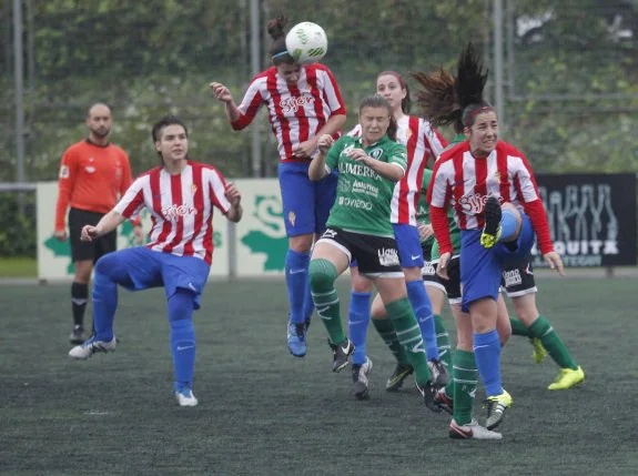 Ichi, del Sporting, cabecea el balón entre Eider, Señas, Acuña y Celia, en el partido disputado ayer en el Manuel Díaz Vega. 