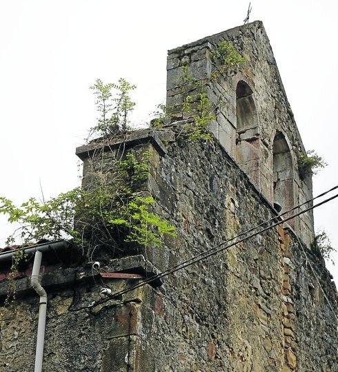 Actual estado de la iglesia de Ladines en Sobrescobio. 