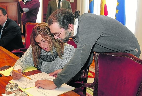 Los diputados de Podemos Rosa Espiño y Emilio León, ayer, en la Junta General. 
