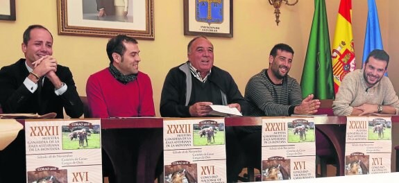 Presentación de los certámenes celebrada ayer en el Ayuntamiento de Cangas de Onís. 
