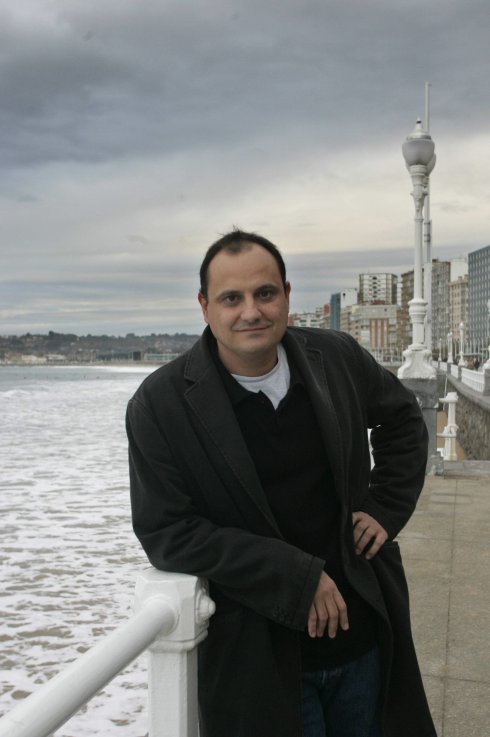 El escritor Julio Rodríguez, en el Muro. 