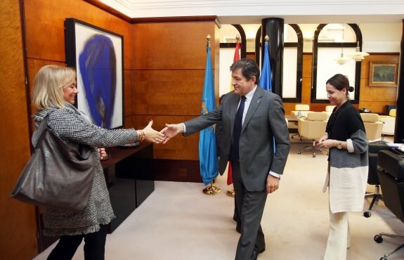 Mercedes Fernández saluda a Javier Fernández, con Dolores Carcedo a la derecha. 