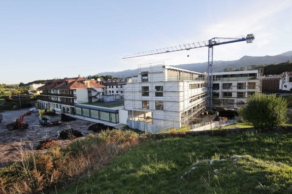 Las obras de ampliación del hotel Kaype, en Barro, deberán ser derruidas por orden judicial y los trabajos tienen que dar inicio en un plazo máximo de diez días. 