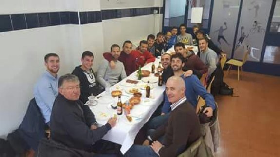 La plantilla organizó ayer un almuerzo tras el entreno. :: CLUB MARINO