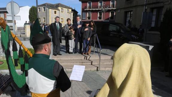 La Banda de Gaitas La Reina del Truébano interpretó el himno puertorriqueño.