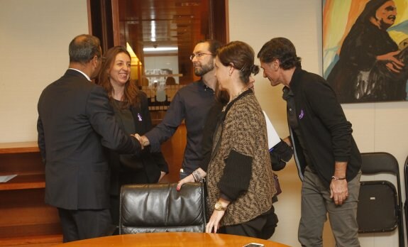 De izquierda a derecha, Fernando Lastra, Lorena Gil, Emilio León, Dolores Carcedo y Enrique López, ayer, en Oviedo. 