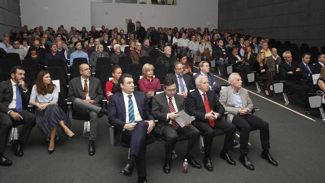 En primera fila, por la izquierda, José Luis Barettino, director de la Autoridad Portuaria; Laureano Lourido, presidente del Puerto; José Ángel de Martino Tenas, exgerente de la EBHI; y Carlos Zapico, expresidente de la Junta de Obras del Puerto, durante el acto de celebración del 25 aniversario de la EBHI.