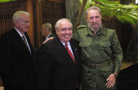 2001. Vicente Álvarez Areces, abrazado por Castro, en su viaje a Cuba en noviembre de ese año, con José Ramón Fernández a su espalda. 