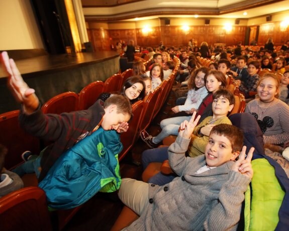 Los escolares, antes de la proyección del documental en el teatro Filarmónica. 