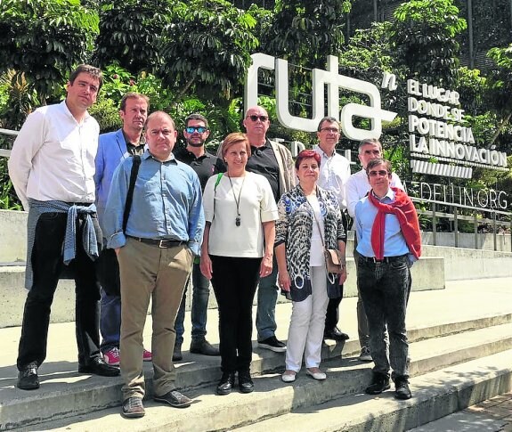 Algunos de los participantes en las jornadas, ante la sede de Ruta N en Medellín. 