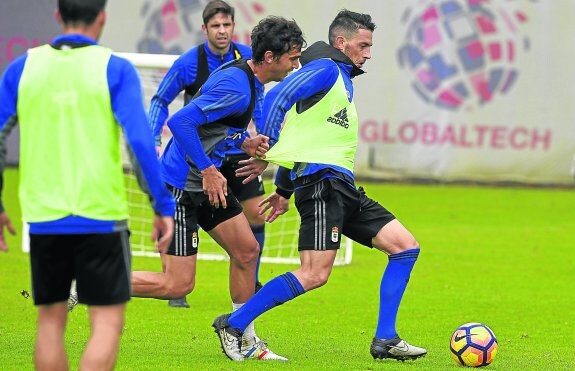 David Rocha, agarrado por Lucas Torró, trata de hacerse con el control del balón.