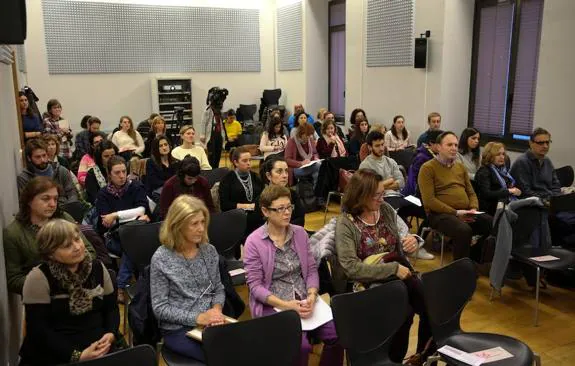 Asistentes a la jornada sobre absentismo y acoso escolar en el Antiguo Instituto. 