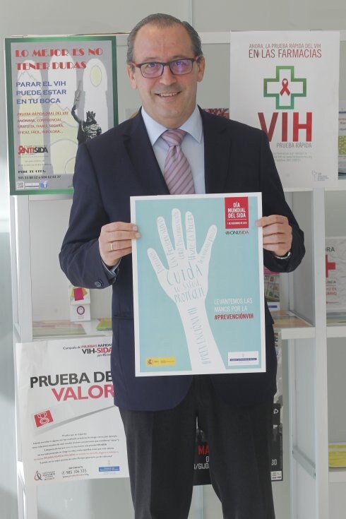 Antonio Molejón, con uno de los carteles de la campaña. 