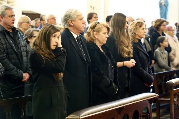 Su hijo Santiago (segundo por la izquierda), con su mujer, Sara, y sus hijas, Sara y Paula. A la derecha, su hermana Inés, en el funeral en la iglesia de San Julián de Somió. 