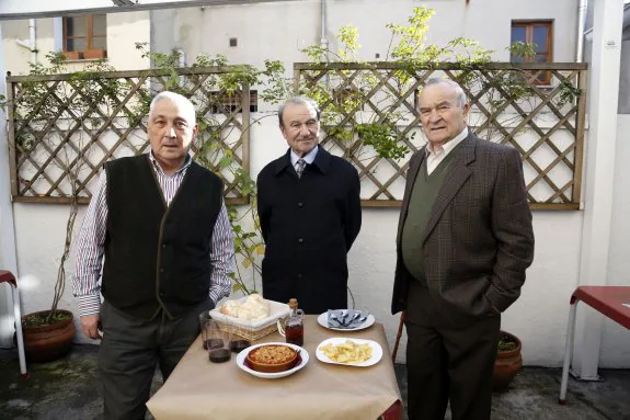 Roberto Villa, Francisco Junquera y Maximino Quirós, 'Chumi', ayer, con una cazauela de callos en el Bar La Plaza. 
