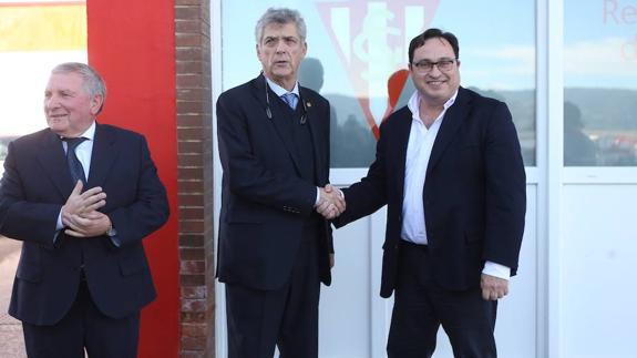 José María Villar y Javier Fernández durante la visita a las instalaciones del Sporting. 