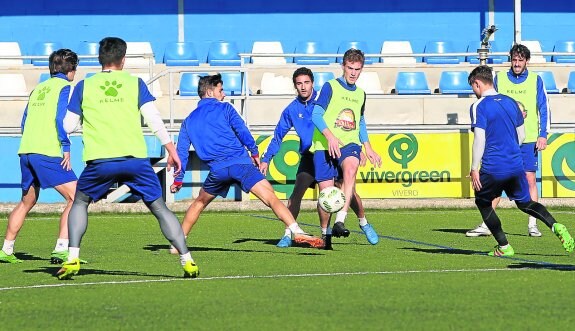 Los jugadores del Avilés utlimaron la preparación del partido de Noreña con una sesión en el campo de Miranda.