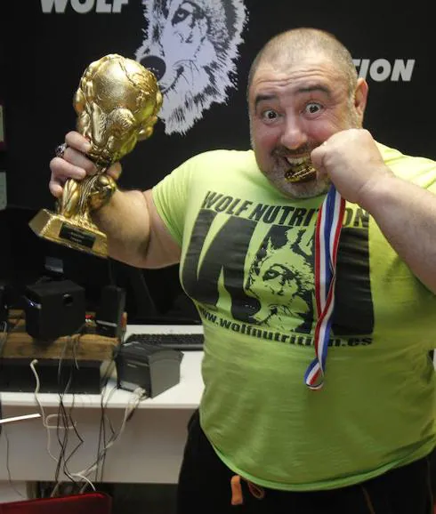 Julio García, radiante, con su medalla y trofeo, ayer, en Oviedo. 